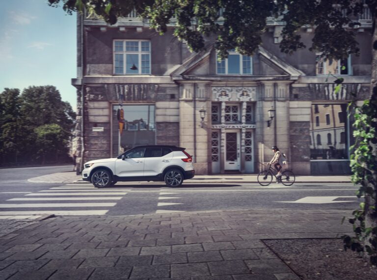 Volvo XC40 Ultra màu trắng nhìn ngang trên đường phố