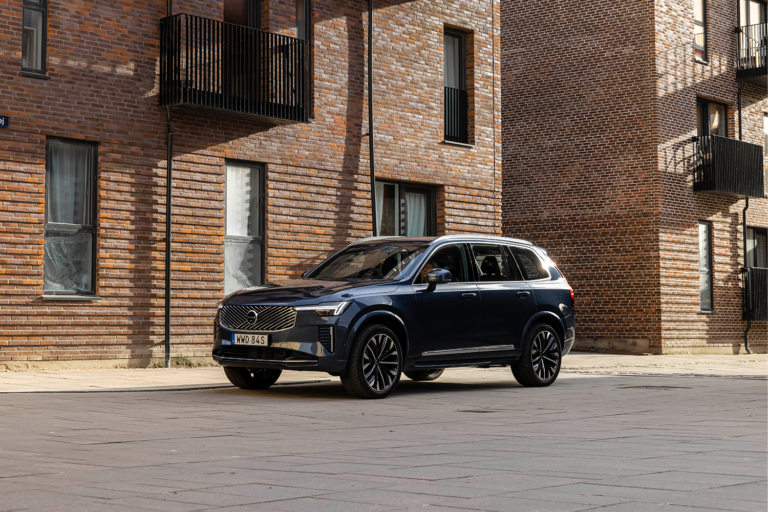 Volvo XC90 Ultra mild hybrid màu xanh đậm