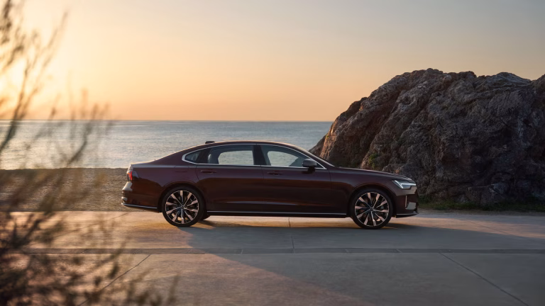 Volvo S90L Plug-in Hybrid Ultra nhìn từ bên hông