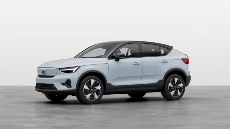 Volvo EC40 màu Cloud Blue góc ngoại thất
